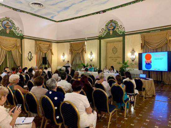 Gente sentada en una reunión de Ibermuseos en el Hotel Nacional de Cuba