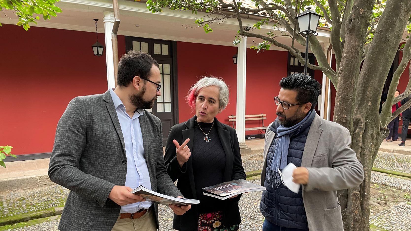 El Seremi de Desarrollo Social, Manuel Yáñez Espinoza, la Seremi de las Culturas, Carolina Loren Vásquez, y el Director Subrogante del Patrimonio, José Guajardo, en el Patio de los Naranjos del museo