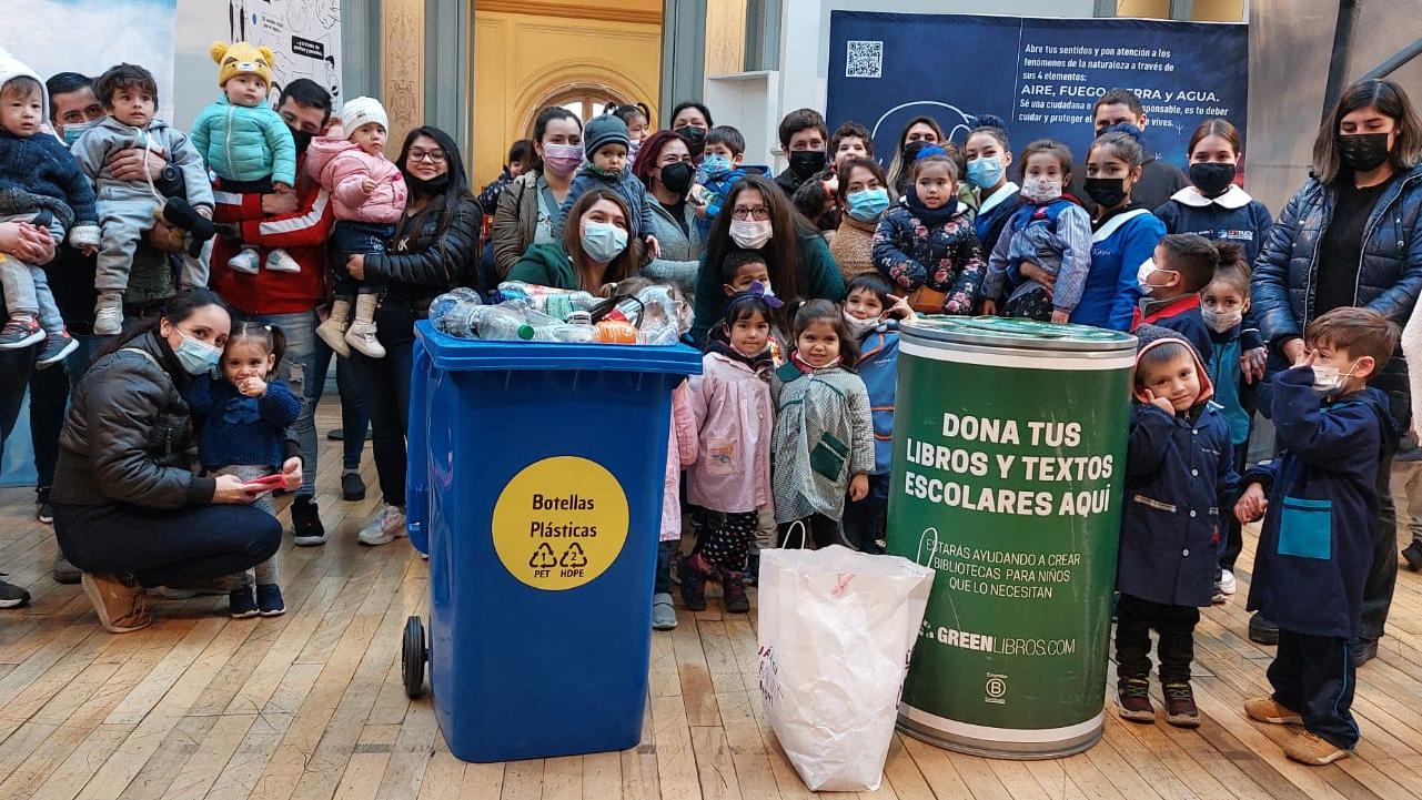 Grupo de escolares en actividad de reciclaje