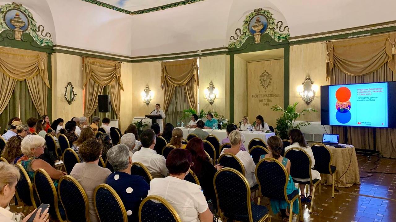 Gente sentada en una reunión de Ibermuseos en el Hotel Nacional de Cuba