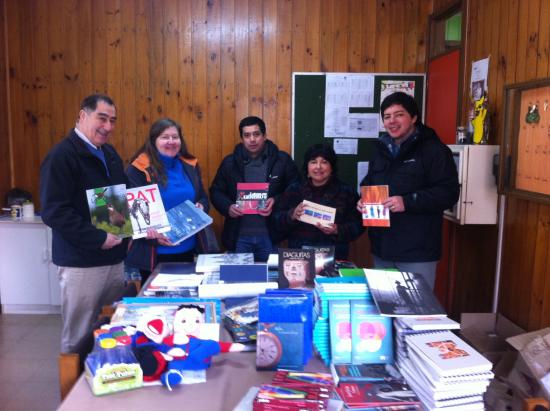 Estudiantes y docentes de la Escuela, junto a Gabriela Alt del departamento educativo del Museo de Niebla, recibiendo el material.